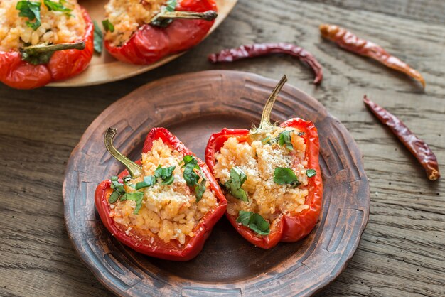 Pimientos rojos rellenos con arroz blanco y queso