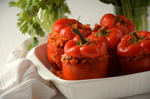 Pimientos rojos rellenos con carne de vacuno y arroz.