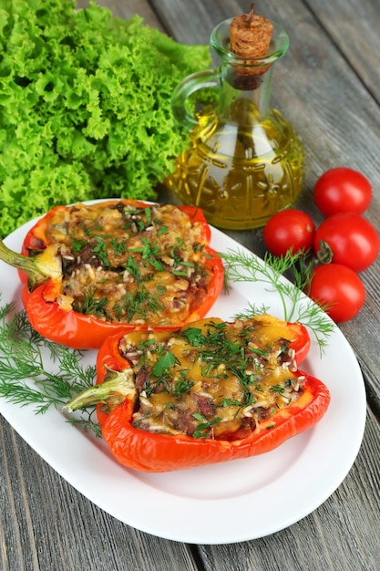 Pimientos rojos rellenos con verduras y verduras en la mesa de cerca