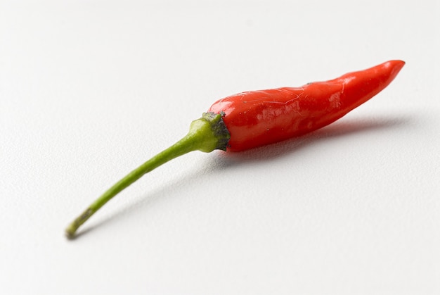 Pimientos rojos sobre fondo blanco.