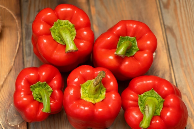 Pimientos rojos sobre un fondo de madera