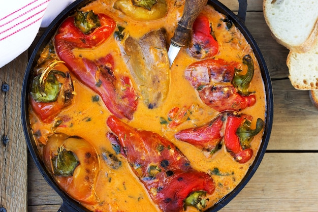 Pimientos en salsa de tomate y crema agria, un plato tradicional en algunos países europeos