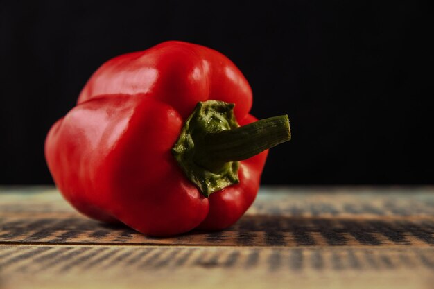 Pimientos sobre fondo negro paprika saludable comer verduras verduras para el restaurante