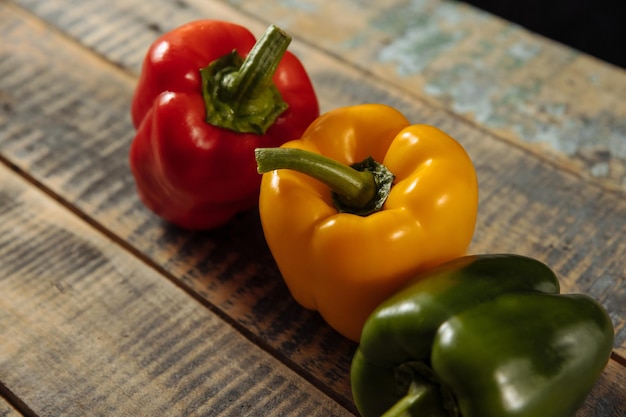 Pimientos sobre fondo negro paprika saludable comer verduras verduras para el restaurante