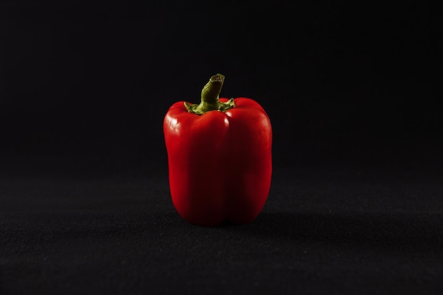 Pimientos sobre fondo negro paprika saludable comer verduras verduras para el restaurante