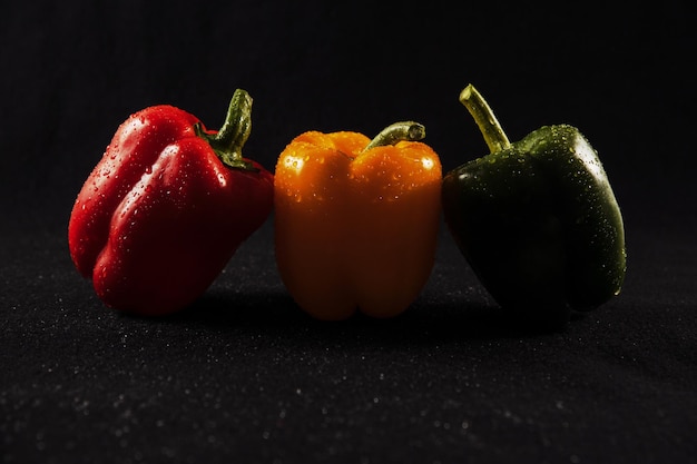 Pimientos sobre fondo negro paprika saludable comer verduras verduras para el restaurante