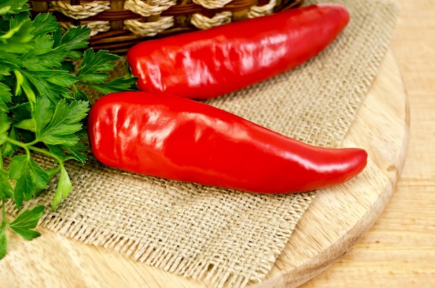 Pimientos en una tabla de madera