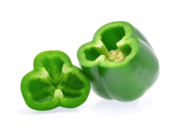 Pimientos verdes aislados