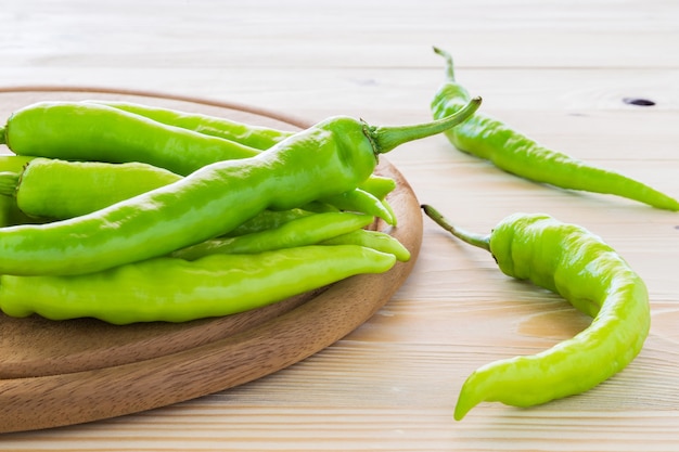 Pimientos verdes colocados en la tabla de cortar