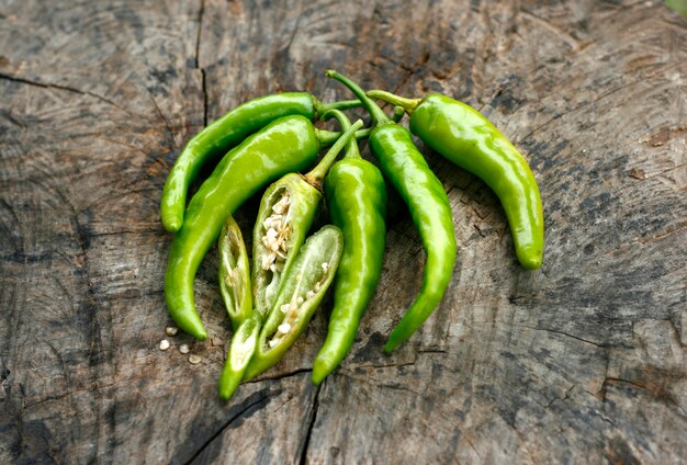 Pimientos verdes en una madera