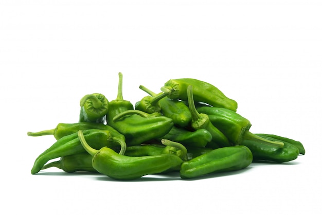 Pimientos verdes pequeños, aislados en blanco, pimientos de padrón