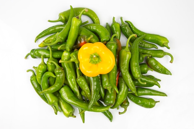 Pimientos verdes y pimientos amarillos sobre un fondo blanco. vegetales vitaminados para la salud