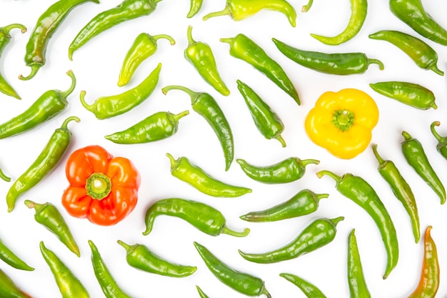 Pimientos verdes y pimientos rojos y amarillos sobre un fondo blanco. vegetales vitaminados para la salud