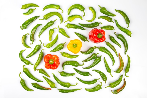 Pimientos verdes y pimientos rojos y amarillos sobre un fondo blanco. vegetales vitaminados para la salud