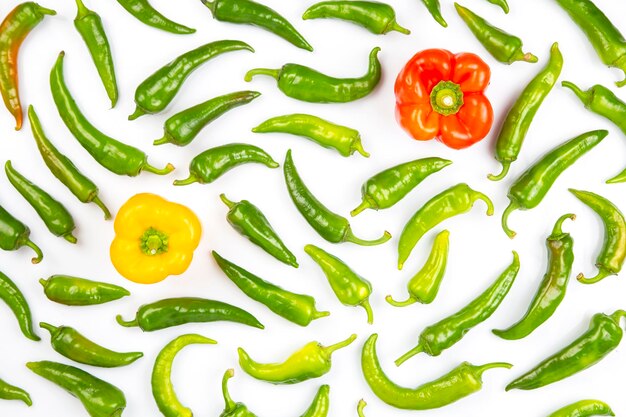 Pimientos verdes y pimientos rojos y amarillos sobre un fondo blanco. vegetales vitaminados para la salud