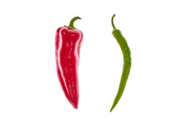 Pimientos verdes y rojos aislados sobre fondo blanco