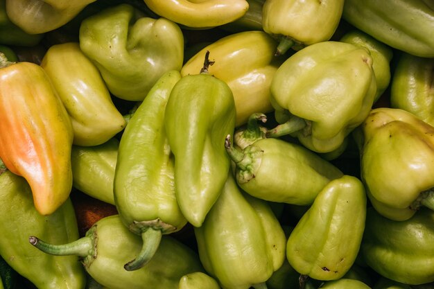 Pimientos de verduras frescas del primer plano del jardín