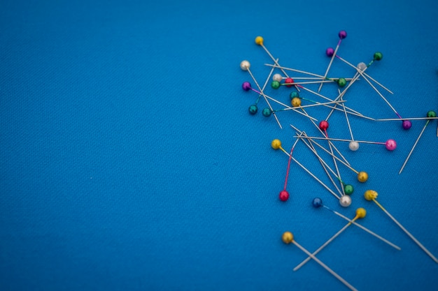 Pin de costura en la textura azul, pin de seda de cuero