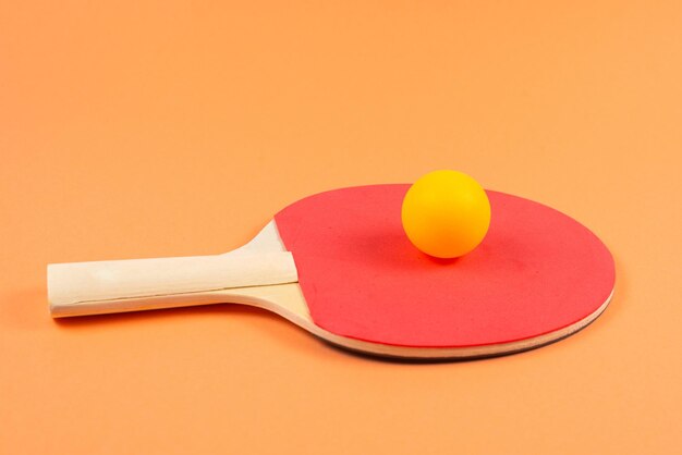 Pin pong em um fundo laranja