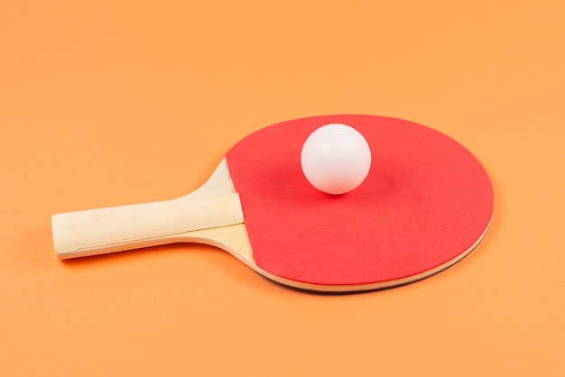 Foto pin pong sobre un fondo naranja. vista superior.