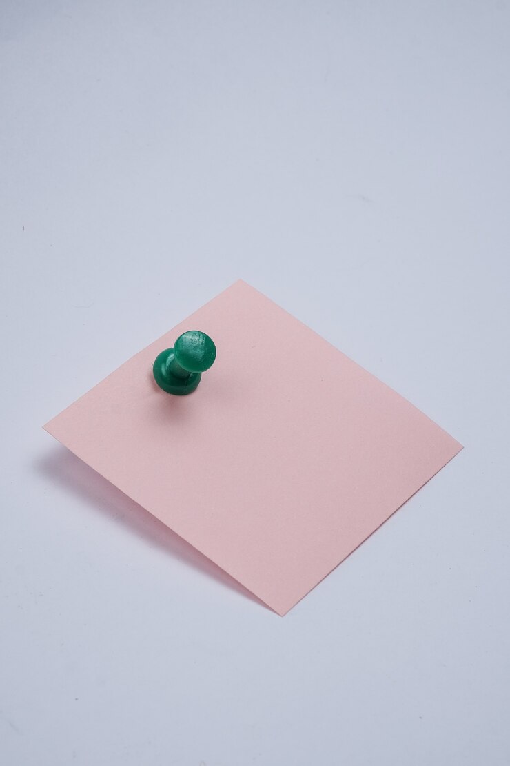 Pin recordatorio de notas de publicación con tachuela de color
