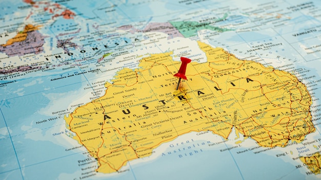 Pin rojo colocado selectivo en el mapa de Australia. - Concepto económico y de gobierno.