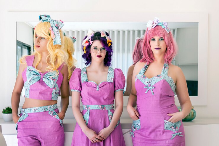 Foto pin-up com roupas coloridas.