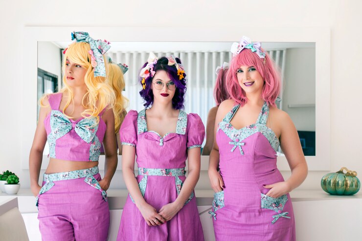 Foto pin-up com roupas coloridas.