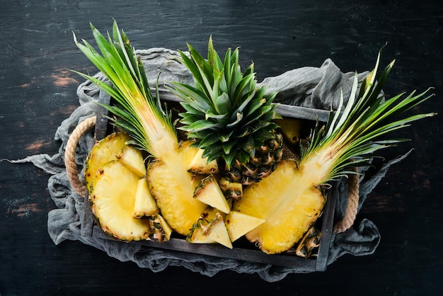 Piña en una caja de madera Frutas tropicales Vista superior Espacio de copia libre