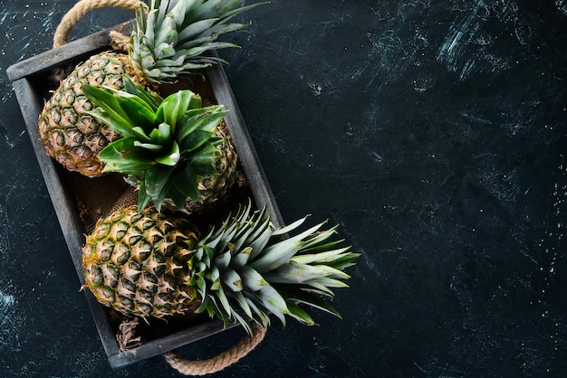 Piña en una caja de madera Frutas tropicales Vista superior Espacio de copia libre