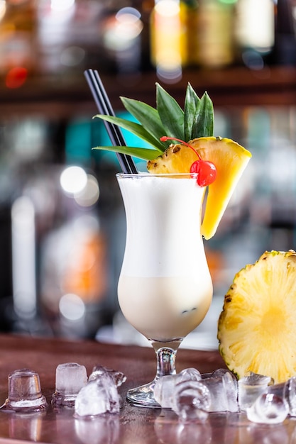 Foto pina colada-cocktail auf bartheke