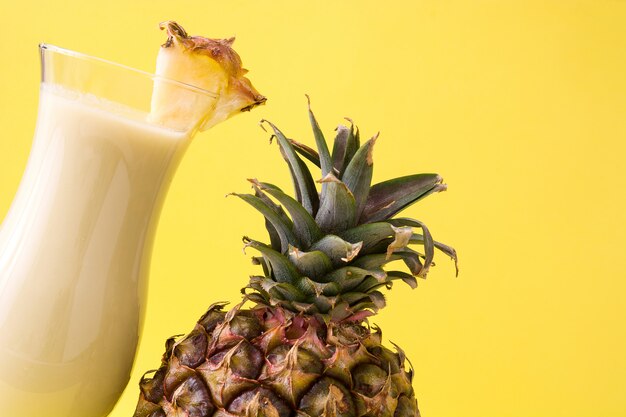 Foto piña colada cocktail isolado em amarelo