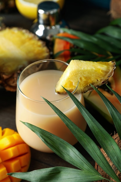 Foto pina colada cocktail und zutaten auf holztisch.