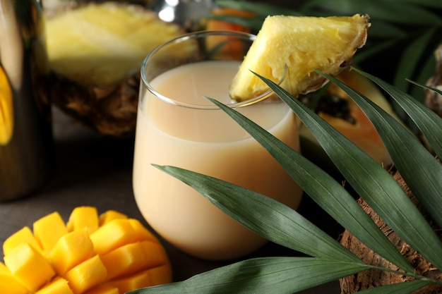 Pina Colada Cocktail und Zutaten auf Holztisch.