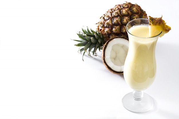 Piña colada cóctel en vidrio aislado en blanco