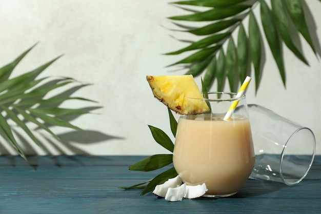 Pina colada coquetel na mesa de madeira azul.