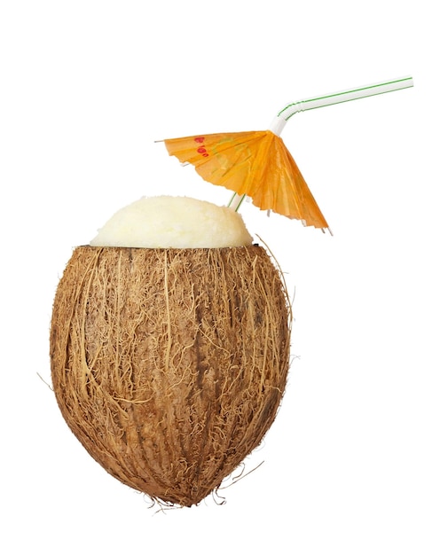 Pina colada em um coco isolado no branco