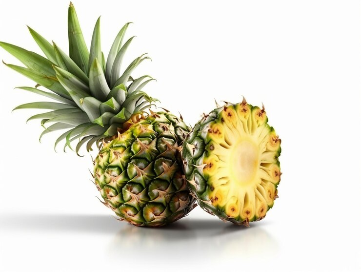 Una piña cortada por la mitad con un fondo blanco.