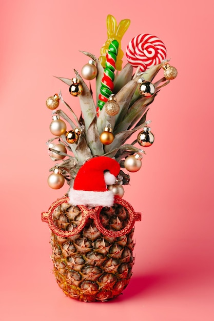 Piña creativa con adornos navideños en el fondo del estudio