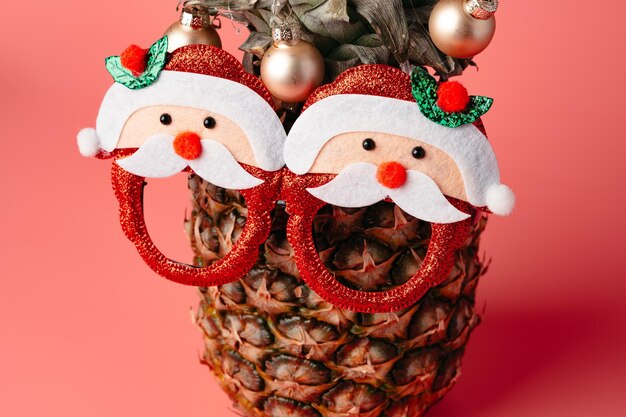 Piña creativa con adornos navideños en el fondo del estudio