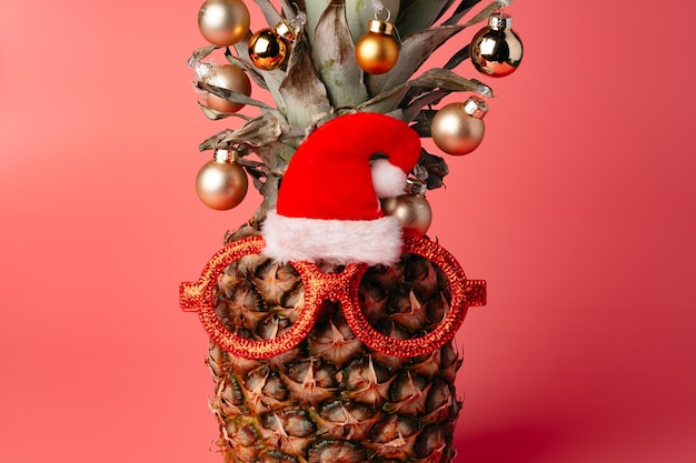 Piña creativa con adornos navideños en el fondo del estudio