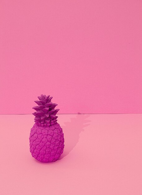 Piña creativa sobre fondo rosa vainilla Minimal Still life Espacio de copia