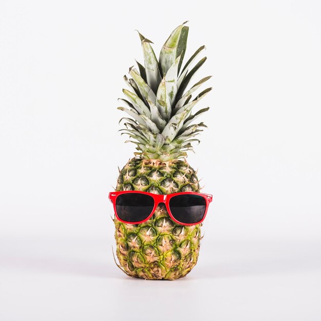 Foto una piña divertida con gafas de sol