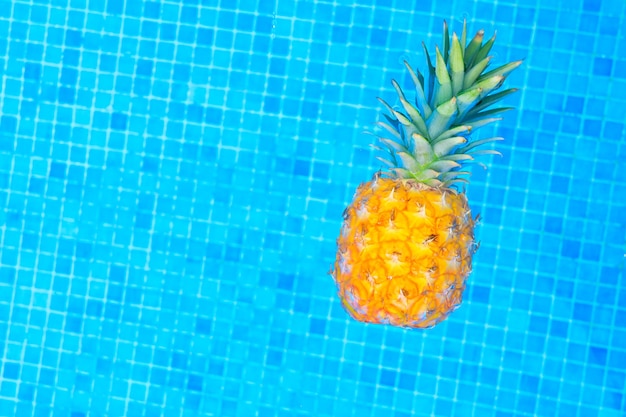 Piña flotando en la piscina.