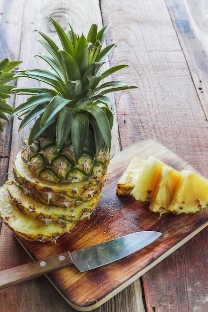 piña en el fondo de textura de madera