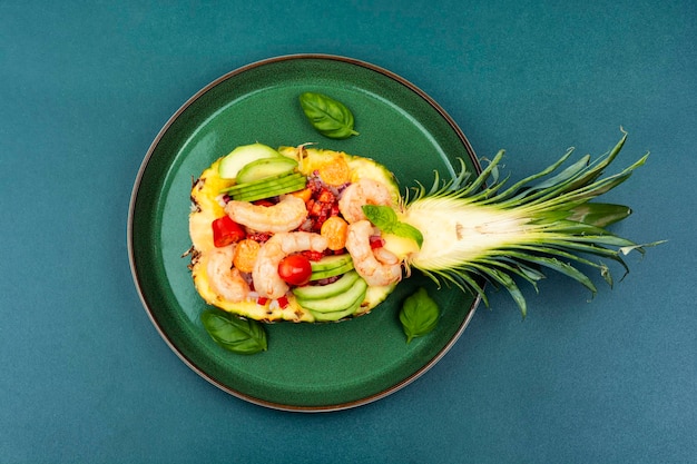 Piña fresca con arroz con gambas y aguacate