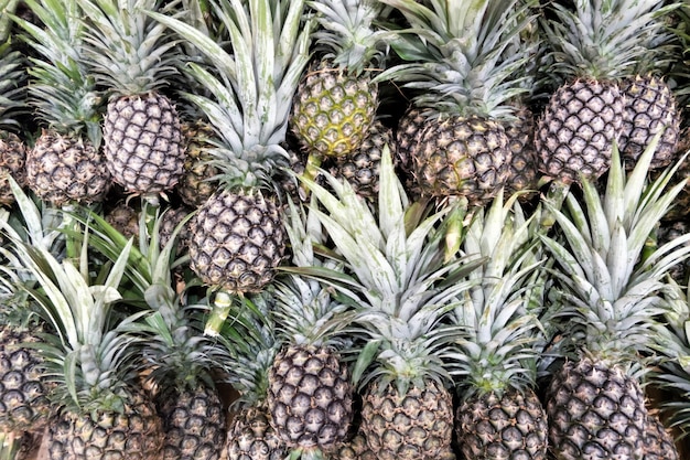 Piña fresca en el mercado local