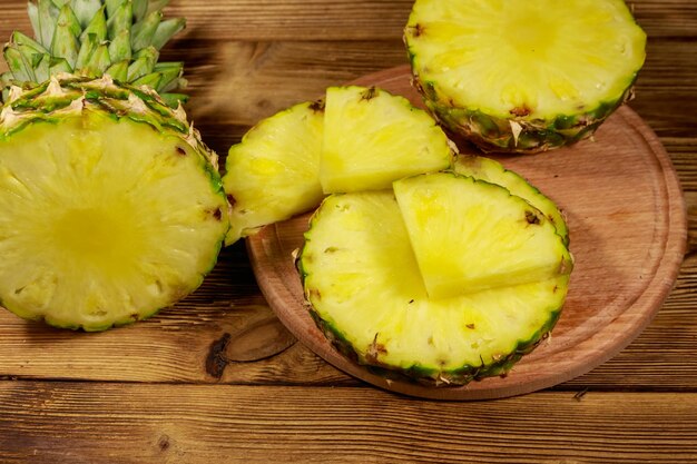 Piña fresca en la mesa de madera