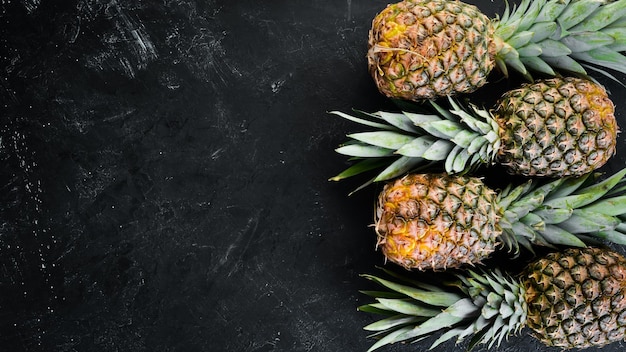 Piña fresca sobre un fondo de piedra negra Vista superior Espacio de copia libre