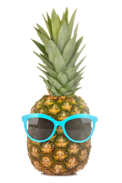 Piña de fruta madura fresca grande en gafas de sol. Fruta de verano